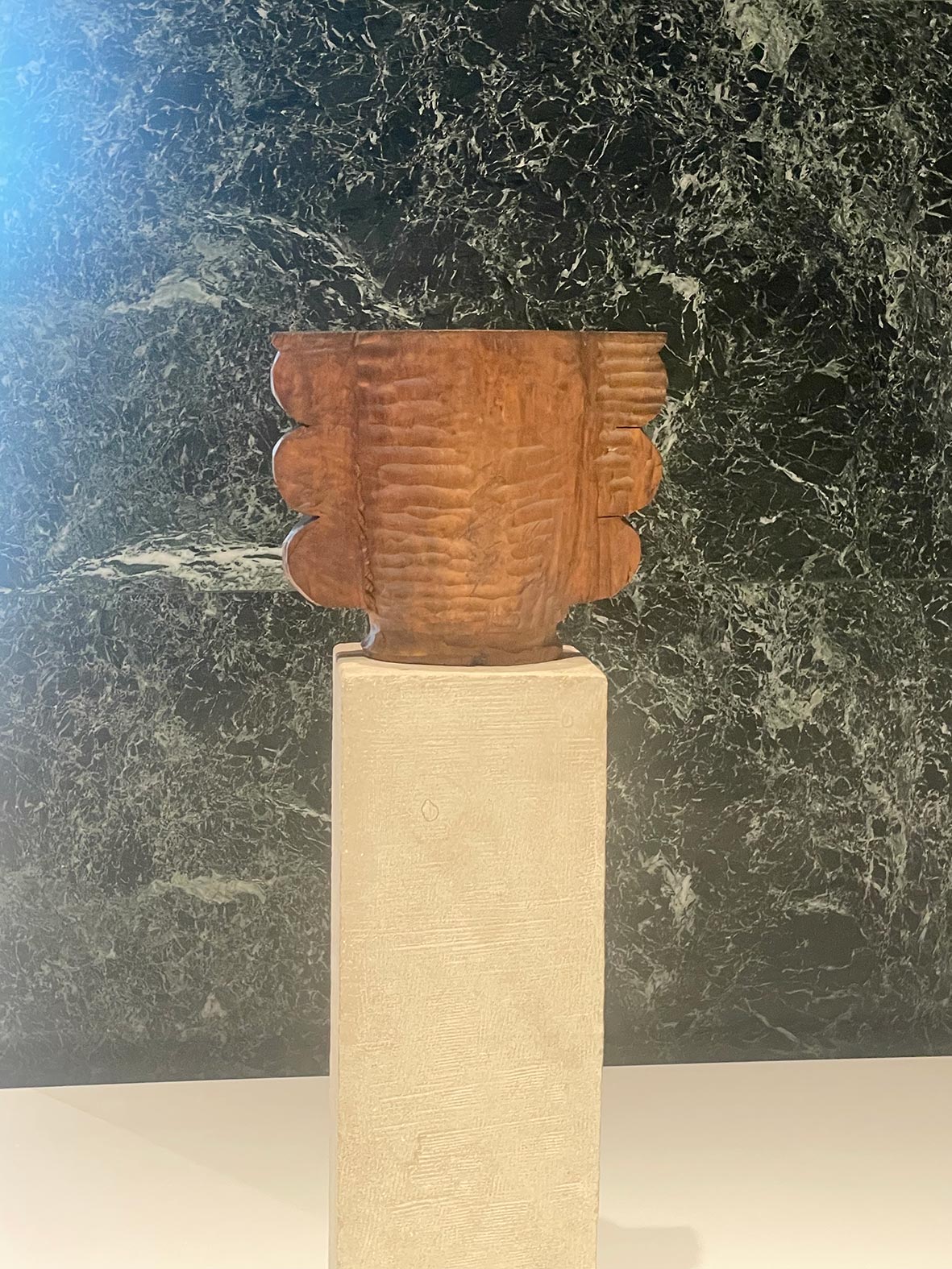 Holzskulptur „Vase“ von Constantin Brancusi in der Neuen Nationalgalerie Berlin